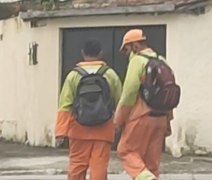 Homens se vestem de gari para pedir dinheiro nas ruas de Maceió