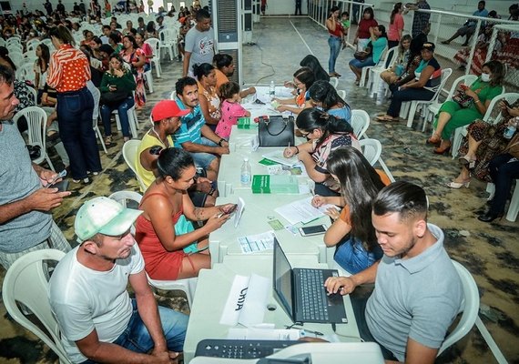 Prefeitura inicia entrega do cartão dos programas Mesa Cheia e Bolsa Auxílio Permanência