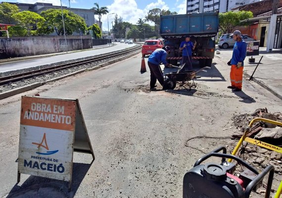 Onze bairros de Maceió são beneficiados com a operação tapa-buraco