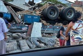 VÍDEO: Colisão entre caminhão e carro deixa feridos e danos materiais, em AL