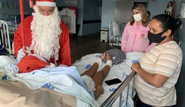 Papai Noel distribui alegria e presentes na Pediatria do HGE