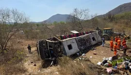 Seis sobreviventes de acidente com ônibus de romeiros seguem internados em Alagoas