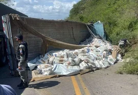 Caminhoneiro morre em acidente com carga de sal na Serra das Pias