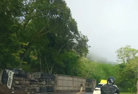 Caminhão-cegonha tomba e interdita parcialmente a BR-316 em Satuba