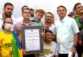 Durante inauguração, Bolsonaro recebe título fake de cidadão honorário de Maceió