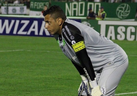 Fernando Henrique chega a Maceió e deve ser apresentado nesta quinta