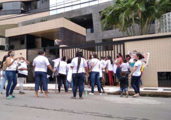 Vídeo: Familiares de presos protestam  em frente à casa de Renan Filho