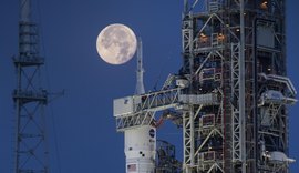 Artemis II: foguete da NASA é levado à plataforma para missão espacial