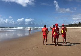 Corpo de Bombeiros resgata passageiros de bote à deriva na Pajuçara