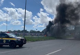 Manifestantes fecham rodovia em Rio Largo e reivindicam posse de Aeroporto Zumbi dos Palmares