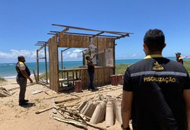 Construção irregular é retirada de área de preservação ambiental em Guaxuma