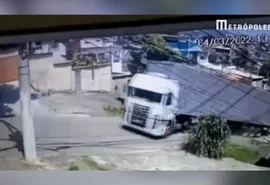 Vídeo: homem é atropelado por caminhão e escapa ileso no Rio de Janeiro