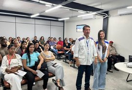 Profissionais que atuam na preparação e distribuição de marmitas participaram do treinamento