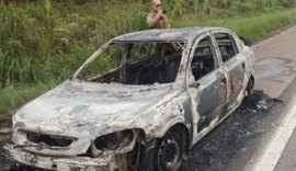 Quadrilha coloca fogo em carro e troca tiros com a polícia após invadir banco