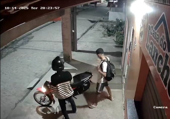Vídeo: Entregador tem motocicleta roubada por dupla armada em Limoeiro do Anadia