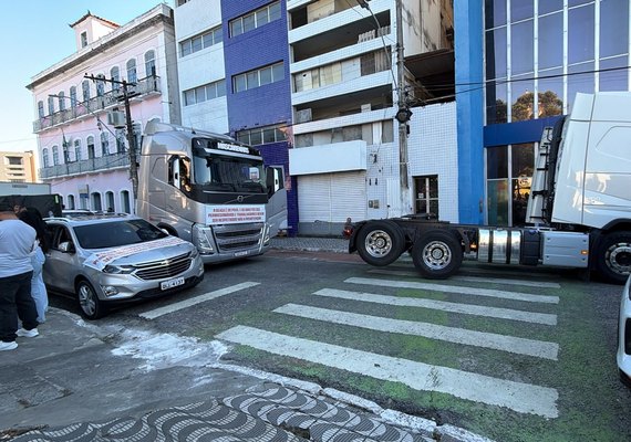 Protesto contra concessão da Ceasa bloqueia trânsito no Centro de Maceió