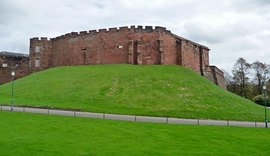 Muro medieval de 800 anos é descoberto sob Castelo de Chester