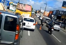Vazamento de óleo na Avenida Juca Sampaio provoca acidentes e deixa dois feridos