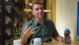 Flávio compara fake news sobre santa a facada em Jair Bolsonaro