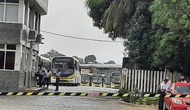 Rodoviários da empresa Cidade Maceió protestam contra salário atrasado e paralisam atividades