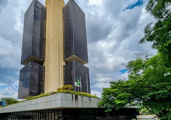 Mercado financeiro eleva previsão de inflação e do dólar para 2025