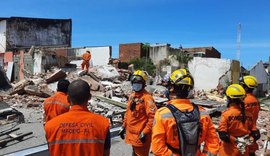 Casas atingidas por afundamento de solo desabam no bairro do Pinheiro nesta manhã