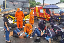 Moto vai parar embaixo de ônibus após colisão no bairro da Gruta, em Maceió