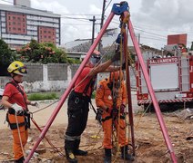 Bombeiros resgatam cachorro que caiu em fossa de 10 metros, no Pinheiro