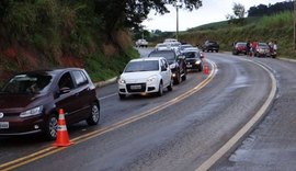 Caminhão cai de ribanceira, em São José da Laje, após sobrar em curva na BR-104