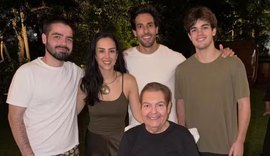 Faustão reaparece em cadeira de rodas durante festa de aniversário da filha Lara