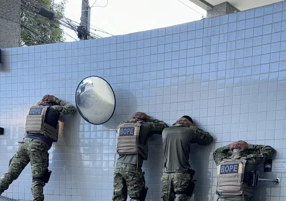 VÍDEOS: Falsos policiais são presos após tentativa de assalto e tiroteio em prédio no Farol