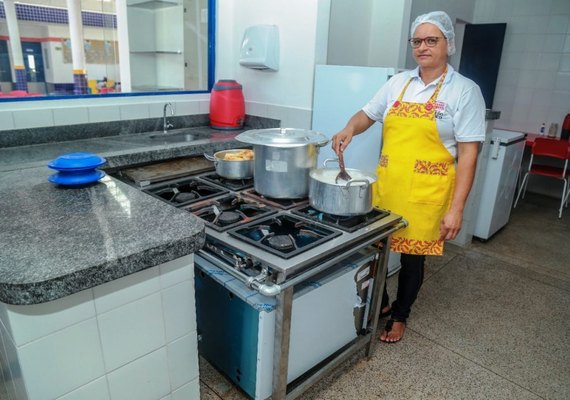 Governo Ronaldo Lopes moderniza cozinha de escolas e creches da Semed
