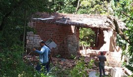 Estrutura irregular construída em área verde é demolida no bairro Petrópolis
