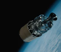 Imagens mostram pedaço de foguete abandonado na órbita da Terra; veja