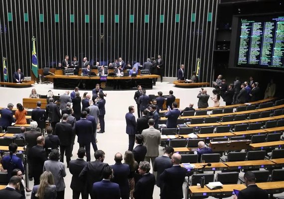 Bancada cristã barra projeto contra misoginia e defende submissão da mulher