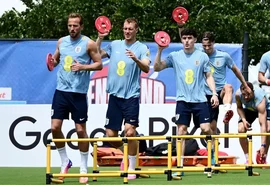 Inglaterra perde Tino Livramento por lesão e convoca Chalobah na Copa