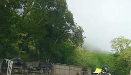 Caminhão-cegonha tomba e interdita parcialmente a BR-316 em Satuba