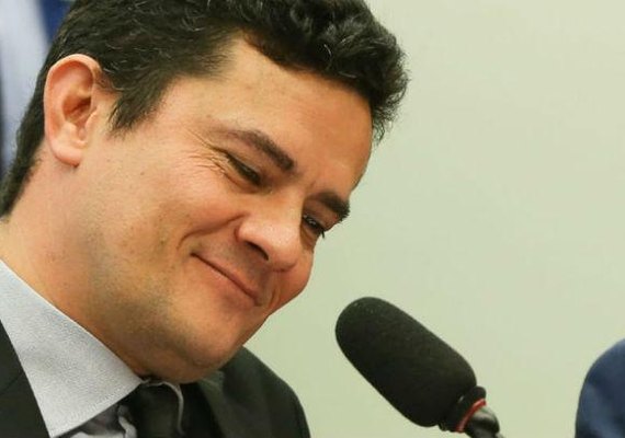 Bolsonaro diz que vai chamar Moro para Ministério da Justiça ou STF