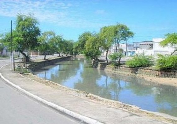 Homem de 55 anos quebra a perna após ser empurrado da ponte do Riacho Salgadinho