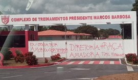 Após derrota, complexo de treinamentos do CRB amanhece com os portões pichados