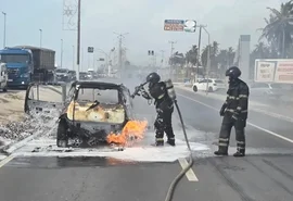 Carro é destruído por incêndio na Avenida Assis Chateaubriand, em Maceió