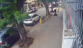 Mulher cai em bueiro após tampa solta ceder na Zona Norte do Rio