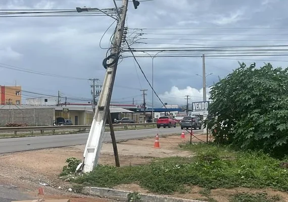 Poste de luz ameaça cair sobre veículos no bairro Jardim Esperança em Arapiraca