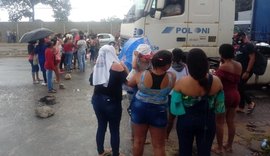 Parentes de detentos protestam em frente do Distrito Industrial de Maceió