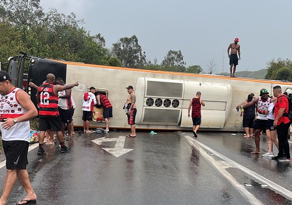 Ônibus com torcedores do Flamengo tomba e deixa feridos no Rio