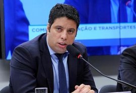 Sem perceber microfone ligado, deputado xinga Arthur Lira em sessão da Câmara dos Deputados