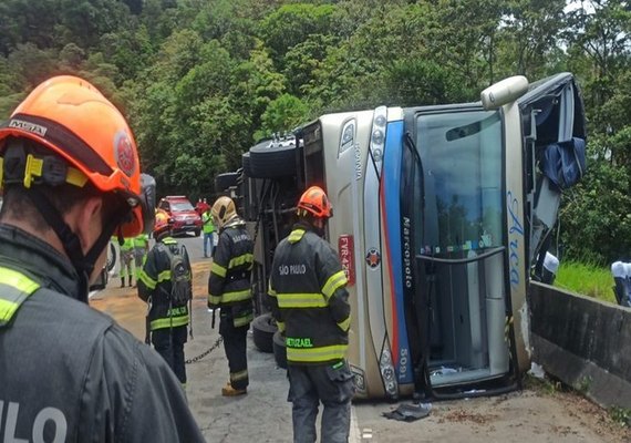 Acidente com ônibus de  turismo resulta em pelos menos 34 vítimas, entre elas seis mortos