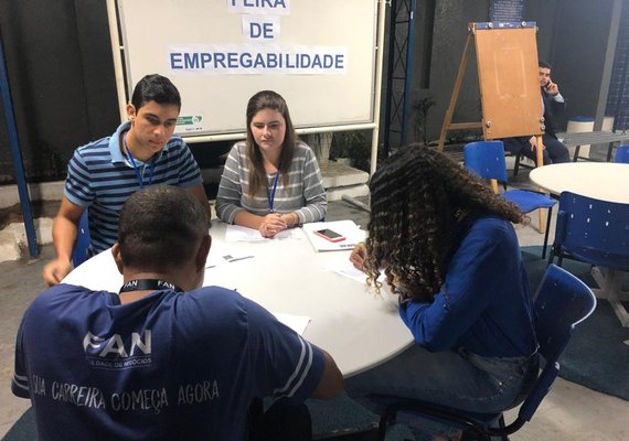 Sine Maceió orienta jovens maceioenses sobre currículos