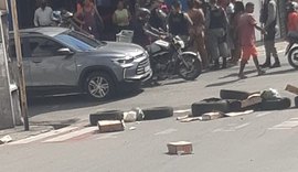 Manifestantes cobram pagamento do Auxílio Chuva e fecham ruas do Centro