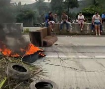 Moradores de Novo Lino bloqueiam a BR-101 em protesto